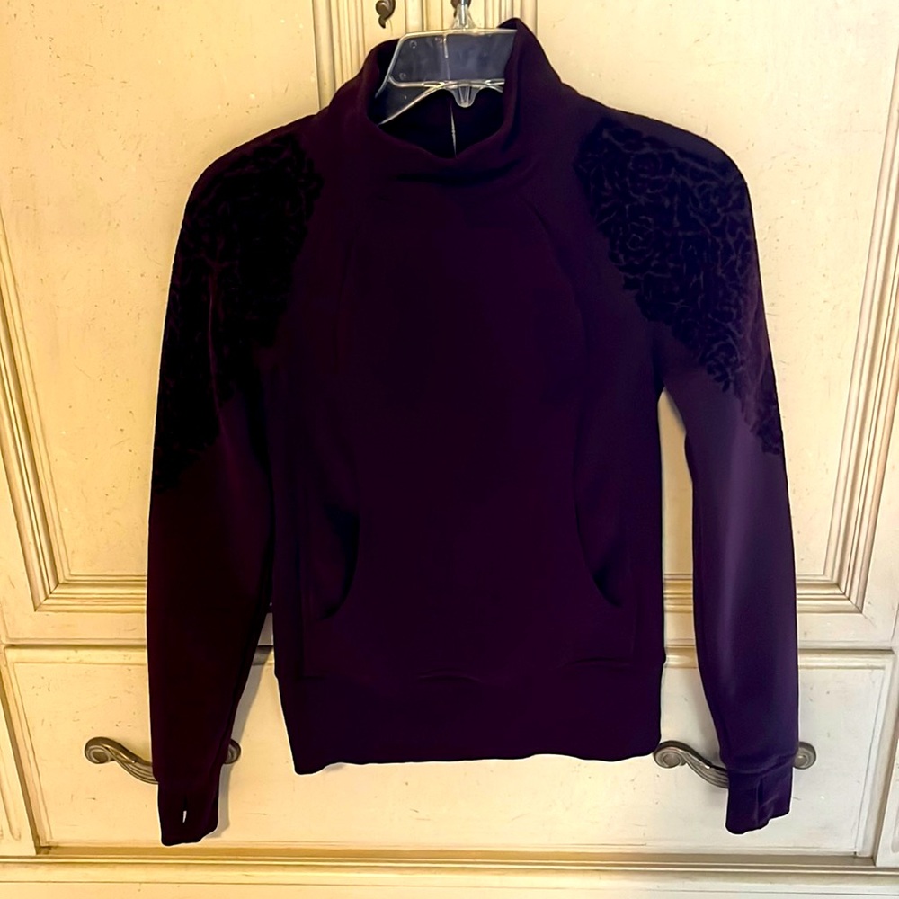 This is a very stylish unique. Lululemon sweatshirt!